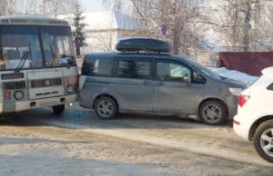 В ДТП с автобусом повреждены два легковых автомобиля