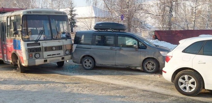 В ДТП с автобусом повреждены два легковых автомобиля