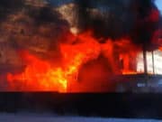 Надворные постройки и автомобиль BMW сгорели в Акташе