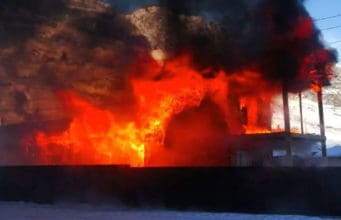 Надворные постройки и автомобиль BMW сгорели в Акташе