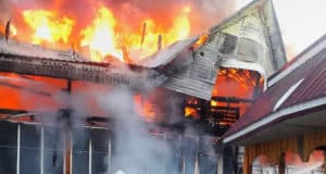 В Шебалино ликвидировали крупный пожар в жилом доме