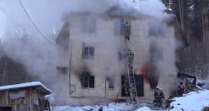 В Горно-Алтайске произошел пожар в трехэтажном жилом доме, два человека получили травмы