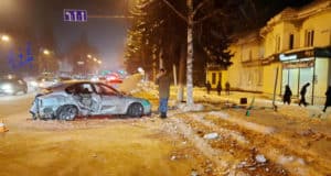 Авария около здания Пенсионного фонда: машина в «хлам», люди живы Авария около здания Пенсионного фонда: водитель не учел погодные условия