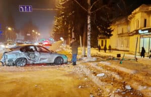 Авария около здания Пенсионного фонда: машина в «хлам», люди живы Авария около здания Пенсионного фонда: водитель не учел погодные условия