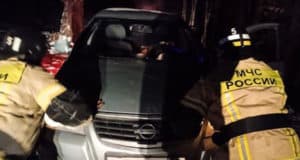 Застрявших в сугробе возле Голубых озер барнаульцев из снежного плена вызволяли пожарные