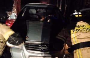 Застрявших в сугробе возле Голубых озер барнаульцев из снежного плена вызволяли пожарные Застрявших в сугробе возле Голубых озер барнаульцев из снежного плена вызволяли пожарные