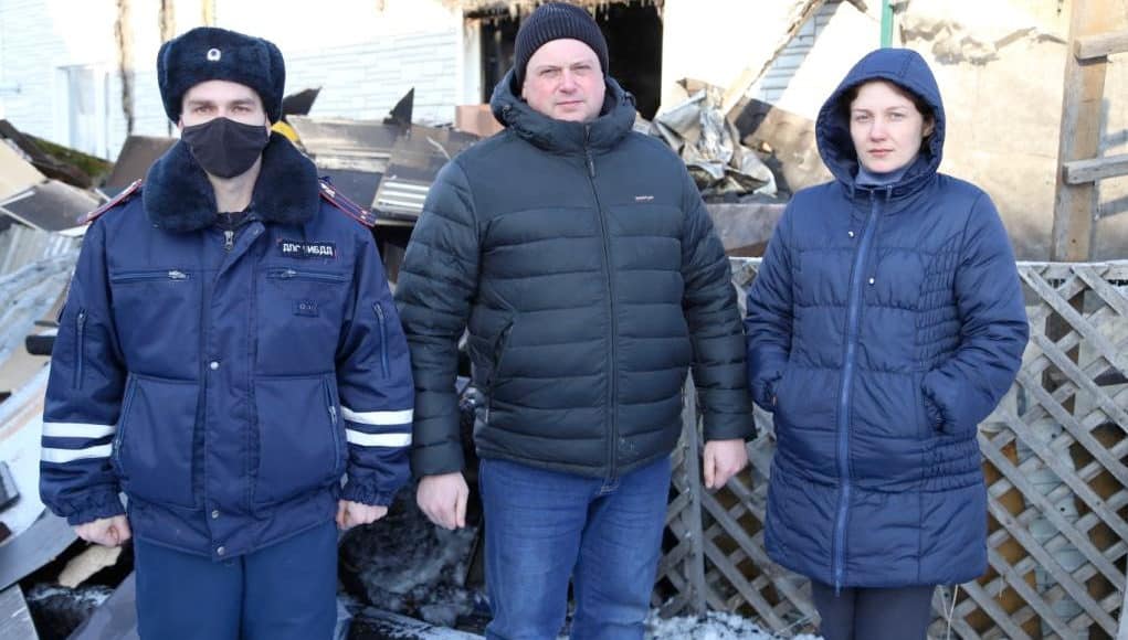 Полицейский помог потушить пожар и собрать средства для погорельцев Полицейский помог потушить пожар и собрать средства для погорельцев