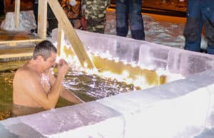 Около 2 тысяч человек приняли участие в Крещенских купаниях в Республике Алтай Около 2 тысяч человек приняли участие в Крещенских купаниях в Республике Алтай