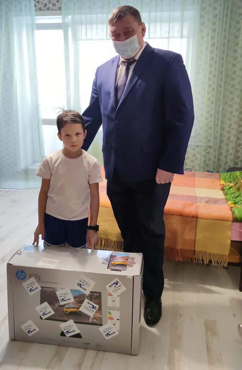 Юрий Нечаев вручил детям подарки в рамках акции «Елка желаний»