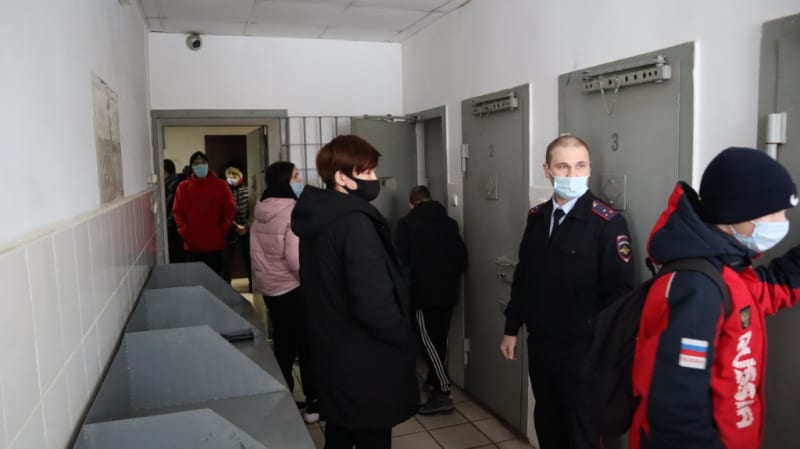 Экскурсию в изолятор временного содержания провели для школьников и студентов