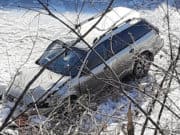 Subaru Outback упал в реку после столкновения с другой машиной