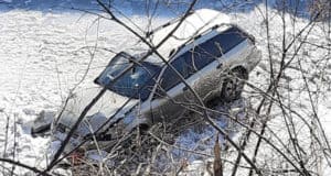 Subaru Outback упал в реку после столкновения с другой машиной