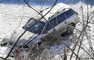 Subaru Outback упал в реку после столкновения с другой машиной