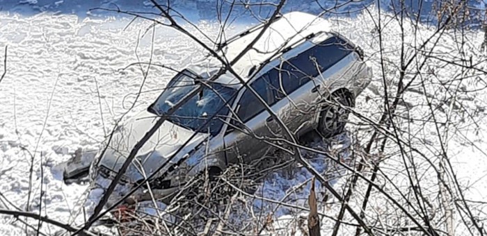Subaru Outback упал в реку после столкновения с другой машиной