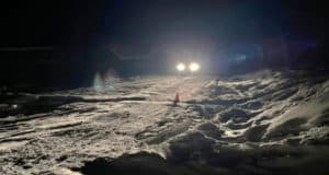 Пятилетняя девочка выкатилась с горки под колеса автомобиля Пятилетняя девочка выкатилась с горки под колеса автомобиля