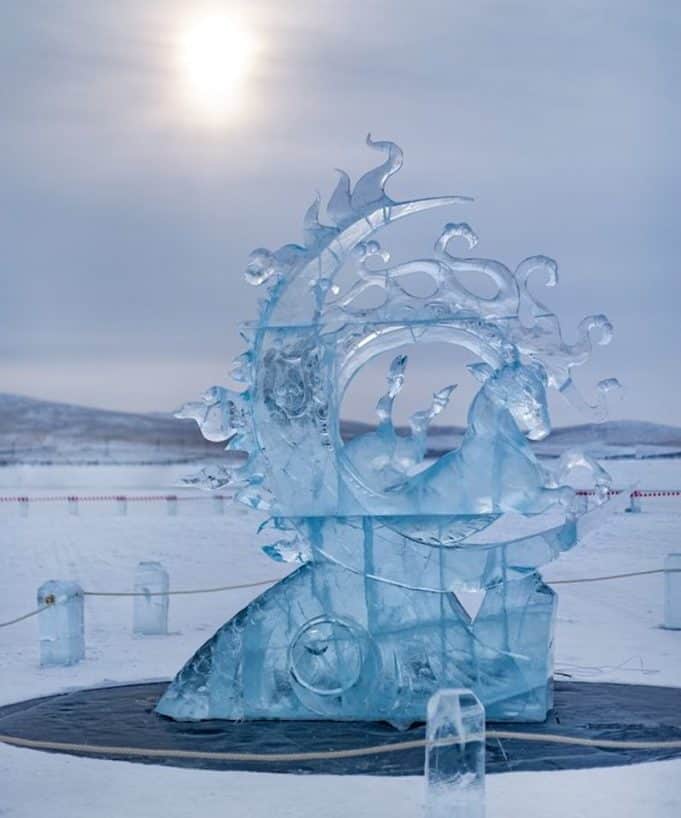 На Байкале построили ледяную скульптуру, посвященную Пазырыкским курганам