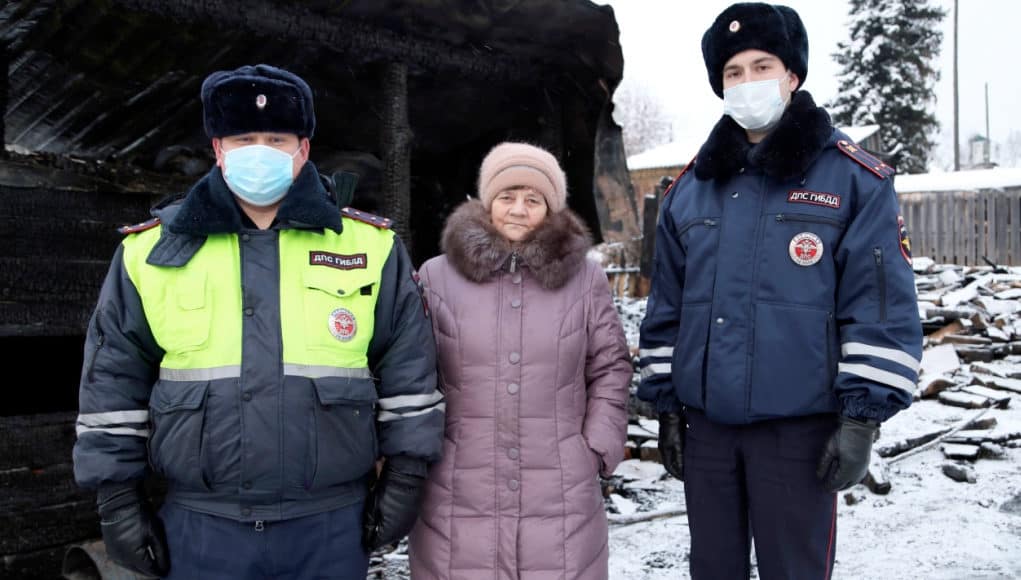 Автоинспекторы спасли семью от пожара в Кызыл-Озеке