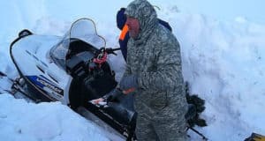На Алтае спасли туриста, который на снегоходе завяз в сугробах