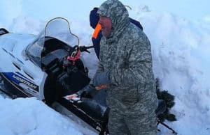 На Алтае спасли туриста, который на снегоходе завяз в сугробах На Алтае спасли туриста, который на снегоходе завяз в сугробах