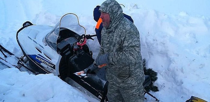 На Алтае спасли туриста, который на снегоходе завяз в сугробах