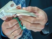 В Горно-Алтайске бизнесмена поймали на крупной взятке В Горно-Алтайске бизнесмена поймали на крупной взятке