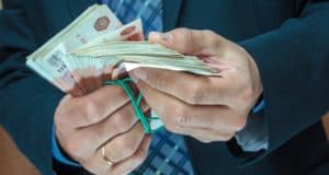 В Горно-Алтайске бизнесмена поймали на крупной взятке