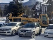 Инцидент в Озерном: экскаватор повредил припаркованные машины и травмировал человека Инцидент в Озерном: экскаватор повредил припаркованные машины и травмировал человека