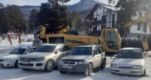 Инцидент в Озерном: экскаватор повредил припаркованные машины и травмировал человека