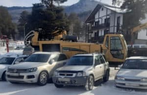 Инцидент в Озерном: экскаватор повредил припаркованные машины и травмировал человека Инцидент в Озерном: экскаватор повредил припаркованные машины и травмировал человека