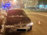 Женщину, переходившую дорогу на красный свет, сбила машина Женщину, переходившую дорогу на красный свет, сбила машина