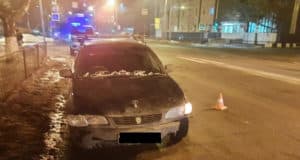Женщину, переходившую дорогу на красный свет, сбила машина Женщину, переходившую дорогу на красный свет, сбила машина