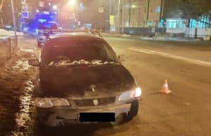 Женщину, переходившую дорогу на красный свет, сбила машина Женщину, переходившую дорогу на красный свет, сбила машина