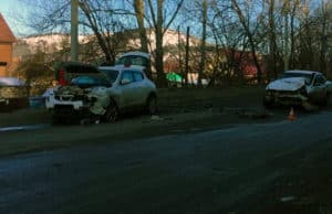 Автоледи занесло на скользкой дороге: два автомобиля разбиты Автоледи занесло на скользкой дороге: два автомобиля разбиты