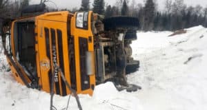 На Каракольской дороге перевернулся самосвал