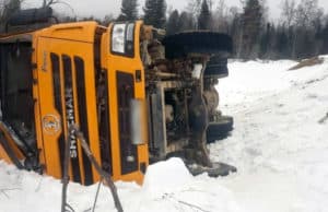 На Каракольской дороге перевернулся самосвал На Каракольской дороге перевернулся самосвал