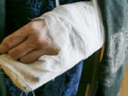 Пенсионерке выплатят компенсацию 100 тысяч за сломанную руку Пенсионерке выплатят компенсацию 100 тысяч за сломанную руку