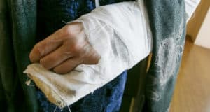 Пенсионерке выплатят компенсацию 100 тысяч за сломанную руку