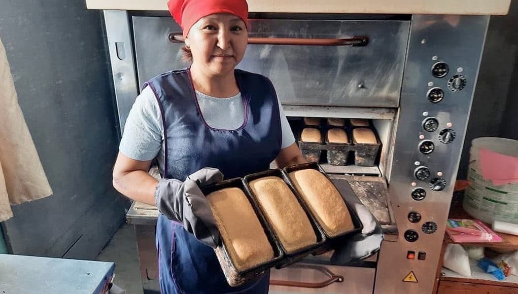 Социальный контракт помог жительнице Мухор-Тархаты открыть пекарню