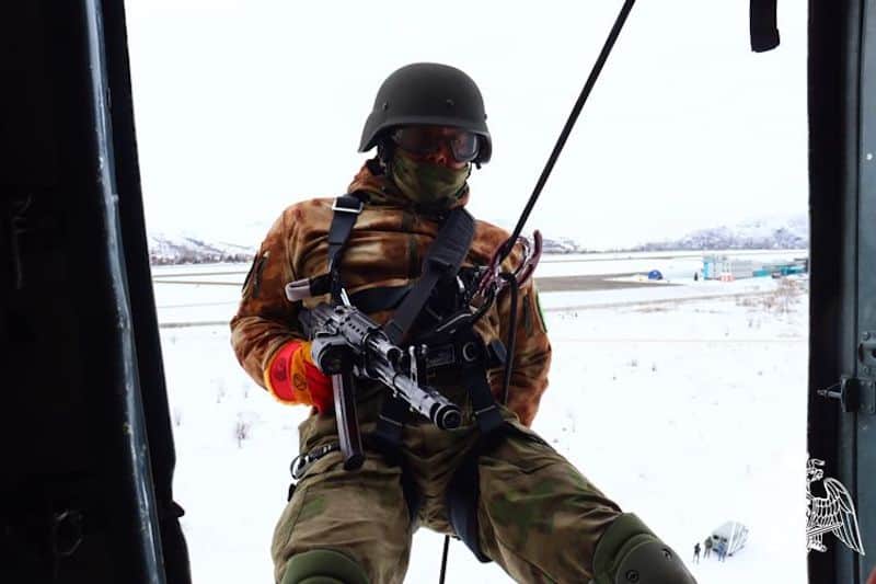 Сотрудники Росгвардии провели тренировку по десантированию с борта вертолета