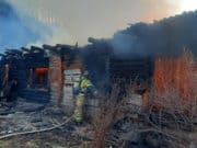 Крупный пожар в селе Турбаза Катунь: огонь с двухквартирного дома перешел на лес Крупный пожар в селе Турбаза Катунь: огонь с двухквартирного дома перешел на лес