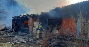 Крупный пожар в селе Турбаза Катунь: огонь с двухквартирного дома перешел на лес