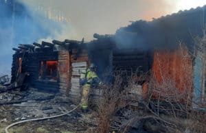 Крупный пожар в селе Турбаза Катунь: огонь с двухквартирного дома перешел на лес Крупный пожар в селе Турбаза Катунь: огонь с двухквартирного дома перешел на лес