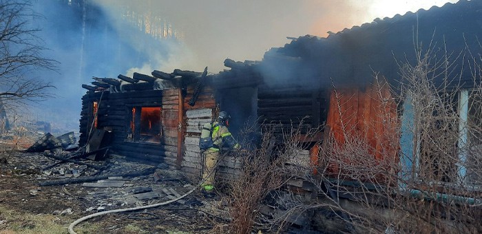 Крупный пожар в селе Турбаза Катунь: огонь с двухквартирного дома перешел на лес