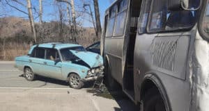 ВАЗ врезался в автобус, который разворачивался на Чуйском тракте ВАЗ врезался в автобус, который разворачивался на Чуйском тракте