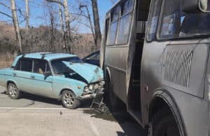 ВАЗ врезался в автобус, который разворачивался на Чуйском тракте ВАЗ врезался в автобус, который разворачивался на Чуйском тракте