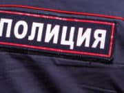 Бабушка маленьких внуков вытолкала из дома сотрудницу полиции, помешавшую застолью Бабушка маленьких внуков вытолкала из дома сотрудницу полиции, помешавшую застолью