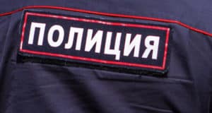 Бабушка маленьких внуков вытолкала из дома сотрудницу полиции, помешавшую застолью Бабушка маленьких внуков вытолкала из дома сотрудницу полиции, помешавшую застолью