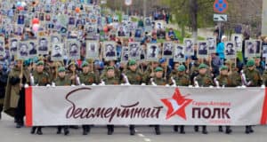В этом году «Бессмертный полк» пройдет в обычном формате, а не в онлайне В этом году «Бессмертный полк» пройдет в обычном формате, а не в онлайне
