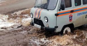 В Кастахте подтопило дорогу к школе