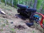 Трактор не справился с подъемом в гору и опрокинулся, водитель госпитализирован Трактор не справился с подъемом в гору и опрокинулся, водитель госпитализирован